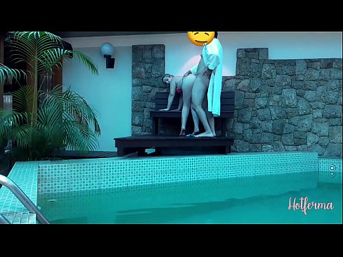 ❤️ El cap convida la criada a la piscina, però no va poder resistir-se a una calor ❤ Porno vk al ca.pornokey.ru ☑